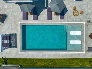 蒂锡利维AJ - Seaview Private Villa的享有带遮阳伞的游泳池的顶部景致