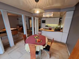 GullegemTRIPLE ROOM met 1 of 2 aparte bedden en extra slaapbank的厨房以及带桌椅的用餐室。
