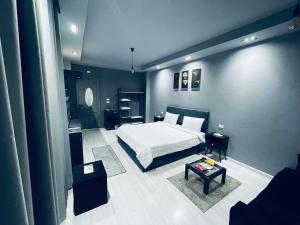 开罗Rove Residence New Cairo的一间卧室配有一张床和一张桌子