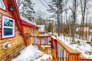 CarrabassettSugarloaf Valley Escape的雪中小屋,设有木甲板