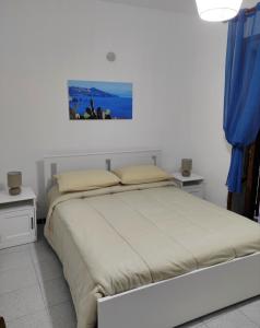 利帕里Holiday home Mennulita的一间卧室设有一张大床和两个床头柜