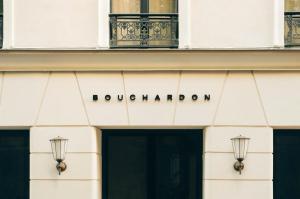 巴黎Edgar Suites - Bouchardon的前面有标志的建筑