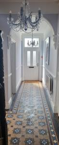 斯沃尼奇Purbeck Lodge的走廊上设有门,铺有瓷砖地板