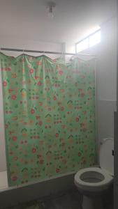 特鲁希略HOSPEDAJE BLESS的浴室设有绿色的淋浴帘和卫生间