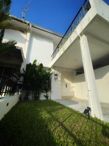 乔治市Designer Guesthouse Pulau Tikus & Gurney Drive, Georgetown, Penang的享有房子后面庭院的景色