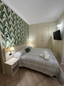 圣雷莫Camere Chicca的一间卧室配有床和壁画