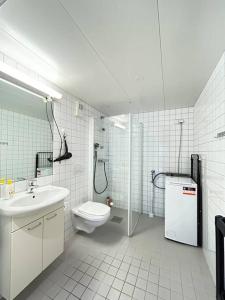 奥斯陆Luxurable super central 3 BR apt for a family of 6 in Oslo的白色的浴室设有卫生间和水槽。