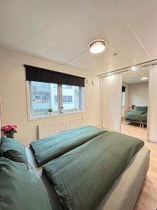 奥斯陆Luxurable super central 3 BR apt for a family of 6 in Oslo的卧室内的一张大床,设有窗户