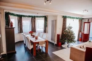 KerekiBikeaway Guesthouse的客厅配有桌子和圣诞树