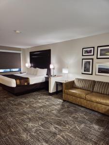 比林斯比灵斯凯利旅馆的酒店客房,配有床和沙发