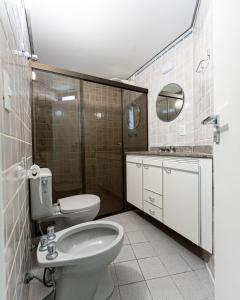 圣劳伦斯海滨Apartamento pé na areia em Riviera de São Lourenço的一间带卫生间和水槽的浴室