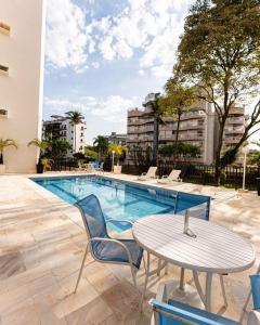 圣劳伦斯海滨Apartamento pé na areia em Riviera de São Lourenço的一个带桌椅的游泳池