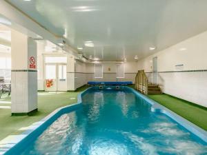 LatheronCraiglea Lodge的蓝色建筑中的游泳池