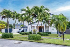 迈阿密Miami Luxury Villa Heated Pool & Pool Table 5BD 4BR的一座棕榈树掩映的白色房子