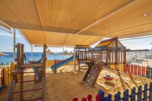 沙姆沙伊赫苏丹花园度假酒店的海滩上带滑梯的游乐场