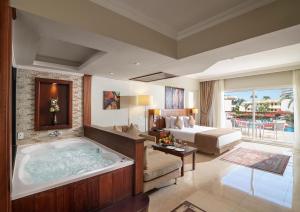 沙姆沙伊赫苏丹花园度假酒店的一间大浴室,内设浴缸