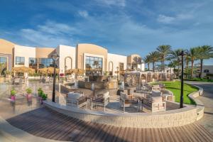 沙姆沙伊赫苏丹花园度假酒店的一个带喷泉、椅子和棕榈树的度假胜地