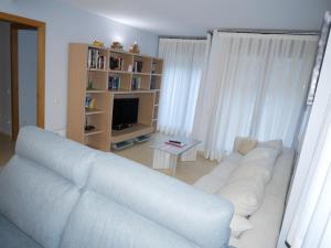卡尼略萨卡普日内卡公寓的客厅配有白色沙发和电视