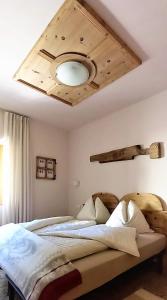 瓦尔富尔瓦Casa Zebrusius - Zebrusius's App的一间卧室设有一张木天花板床。