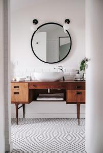 拉罗谢尔64 Sur Le Mail的一间带水槽和镜子的浴室