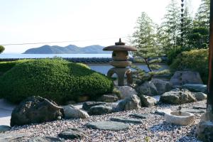 HinaseVilla SHINOBI -忍-的一个带喷泉和岩石的日式花园