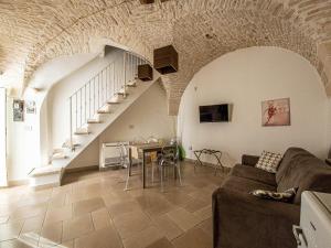 马丁纳弗兰卡Martine Dimore Storiche di Puglia的带沙发、桌子和楼梯的客厅