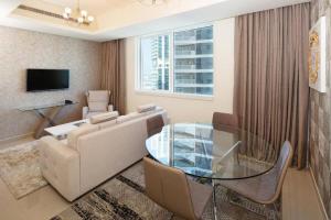 迪拜Marina One Bedroom - KV Hotels的带沙发和玻璃桌的客厅