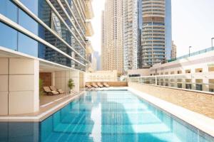 迪拜Marina One Bedroom - KV Hotels的一座高楼屋顶上的游泳池