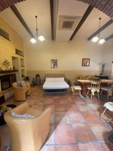 圣泰雷萨迪里瓦Casa Vacanze Riva Blu的客厅配有床和桌椅