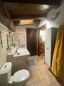 圣泰雷萨迪里瓦Casa Vacanze Riva Blu的一间带卫生间和水槽的浴室