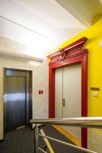 布拉格Hotel Superior Prague的大楼内带两扇门的走廊