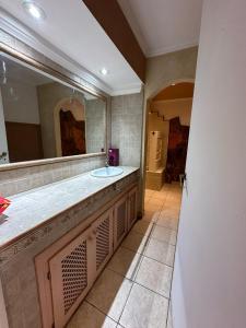 圣卡洛斯-德巴里洛切Casa con pileta climatizada privada的一间带水槽和大镜子的浴室