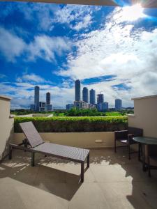 巴拿马城The Santa Maria, a Luxury Collection Hotel & Golf Resort, Panama City的屋顶上的长凳,享有城市美景