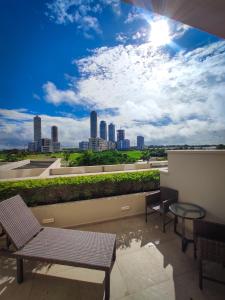 巴拿马城The Santa Maria, a Luxury Collection Hotel & Golf Resort, Panama City的阳台设有2张长椅,享有城市美景。
