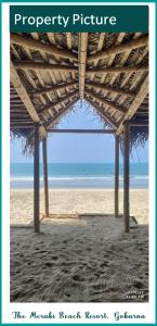 戈卡尔纳The Meraki Beach Resort的一张海滩的照片,上面写着猴子海滩度假地的字眼