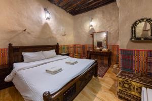 尼兹瓦Antique Inn的一间卧室配有一张大床和镜子