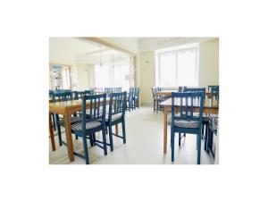 赖特维克乌特比格登斯旅舍的一间配备有蓝色椅子和桌子的用餐室