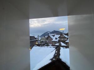 施维茨Sonderbar Home的直升机享有雪覆盖的城市美景