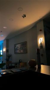 伊斯坦布尔Marista Pansiyon的客厅配有桌子和天花板上的灯