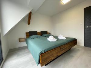 DuppigheimLes Duplex Solaires的一间卧室配有一张床,上面有两条毛巾