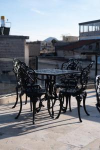 乌奇希萨尔Vigor Cappadocia - Special Class的一张桌子和两把椅子以及一张桌子和长凳