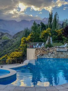 波特雷里约斯El Carmelo Mountain Lodge的山景游泳池