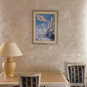 HorenkaHenri Benoît maison d'hôtes гостьовий будинок的一张桌子,上面有台灯和一张墙上的照片