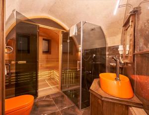 乌奇希萨尔Vigor Cappadocia - Special Class的浴室配有橙色水槽和淋浴。