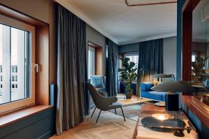 汉堡Villa Viva Hamburg的客厅配有蓝色的沙发和桌子