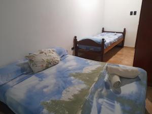 伊瓜苏港Frontera Apart的一间卧室配有一张带滚动床的卧室