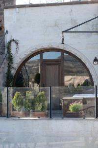 乌奇希萨尔Vigor Cappadocia - Special Class的建筑前方有盆栽的拱门