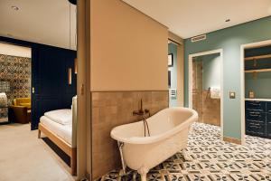 汉堡Villa Viva Hamburg的带浴缸的浴室和卧室
