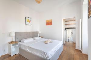 马赛Calme, soleil, plage - Catalans的白色的卧室配有白色的床和一张桌子
