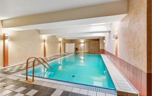 什未林Exclusive Loftwohnung-sep,sz的一座位于酒店客房内的大型室内游泳池
